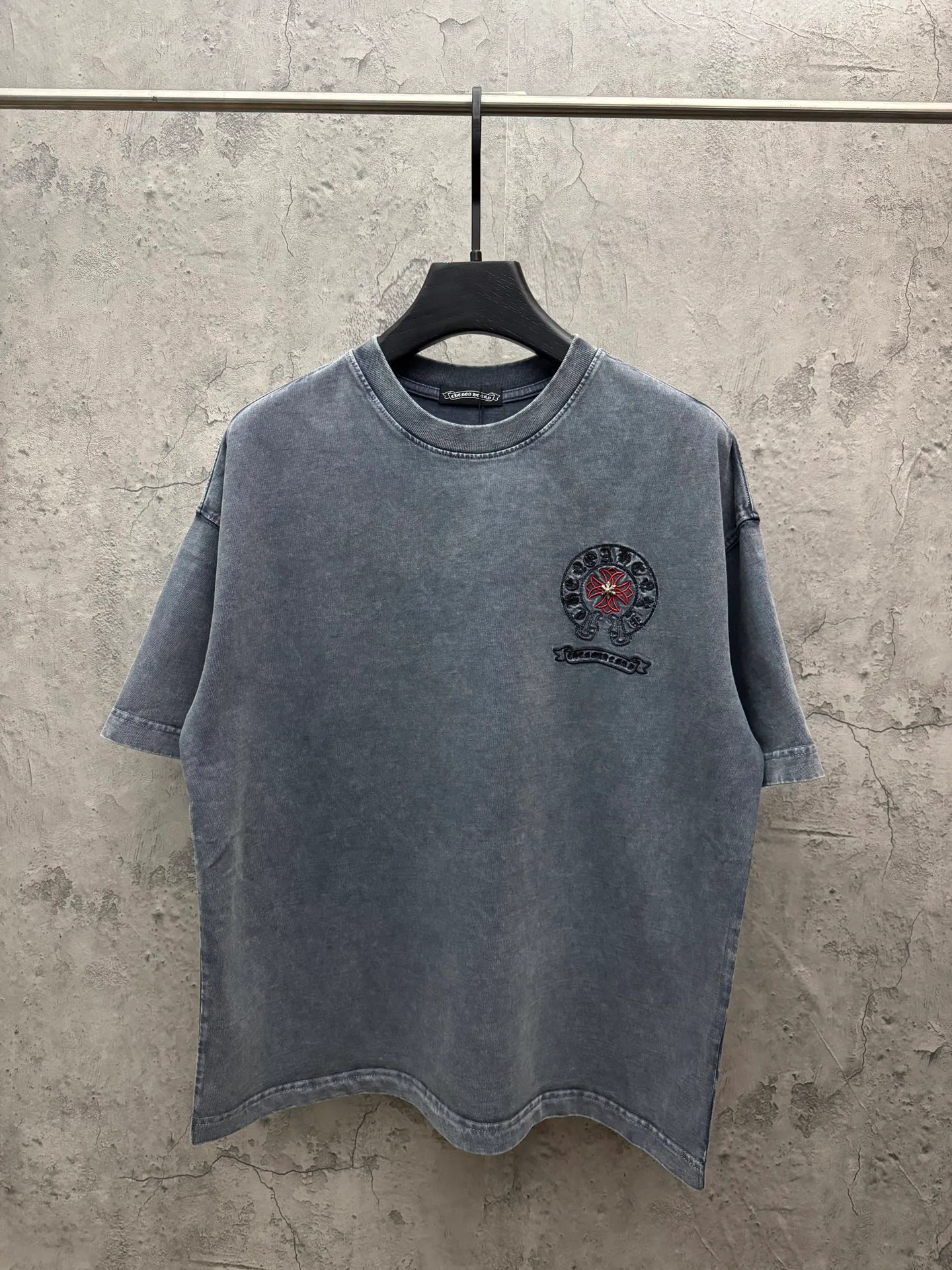 P230 top version, real shot without P, ​​different from market currency) 𝗖𝗵𝗿𝗼𝗺𝗲 𝗛𝗲𝗮𝗿𝘁𝘀/Cro Heart 2026 Spring New Original Single Counter American Washed 3D Three-dimensional Embroidered Couple Short Sleeves 👑The highest version! Customized fabric 320 grams, washed and fried. Best-selling model at the counter. Very comfortable to wear. Accessories: Original molded and authenticated collar label➕100% silk wash label. Genuine purchase-grade original hangtag➕matching hanging rope➕3D hanging beads➕original packaging bag. Craftsmanship: The original version has consistent wiring! The highest version of the armhole matching technique! Color: Gray Black Size: S M L XL Style No.: 6608
